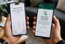 WhatsApp clonado: usuário segura dois celulares enquanto recebe alerta de conta registrada em outro aparelho e tenta recuperar o acesso pelo código de verificação.
